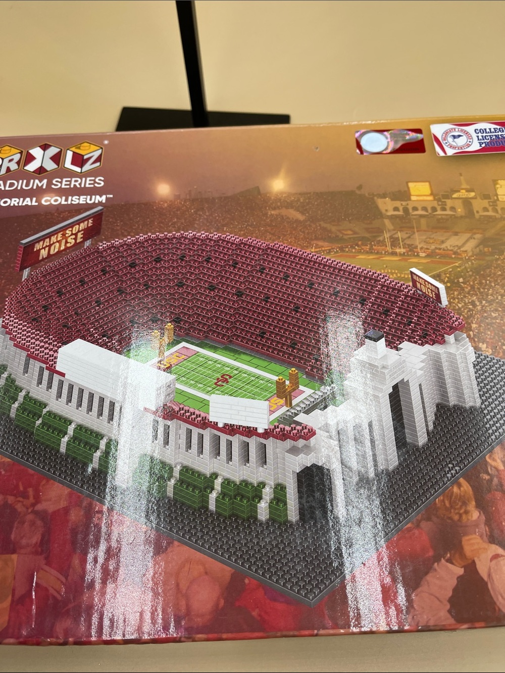 FOCO BRXLZ Los Angeles Memorial Coliseum Stadium Series Building Set - Red/White - Picture 5 of 8